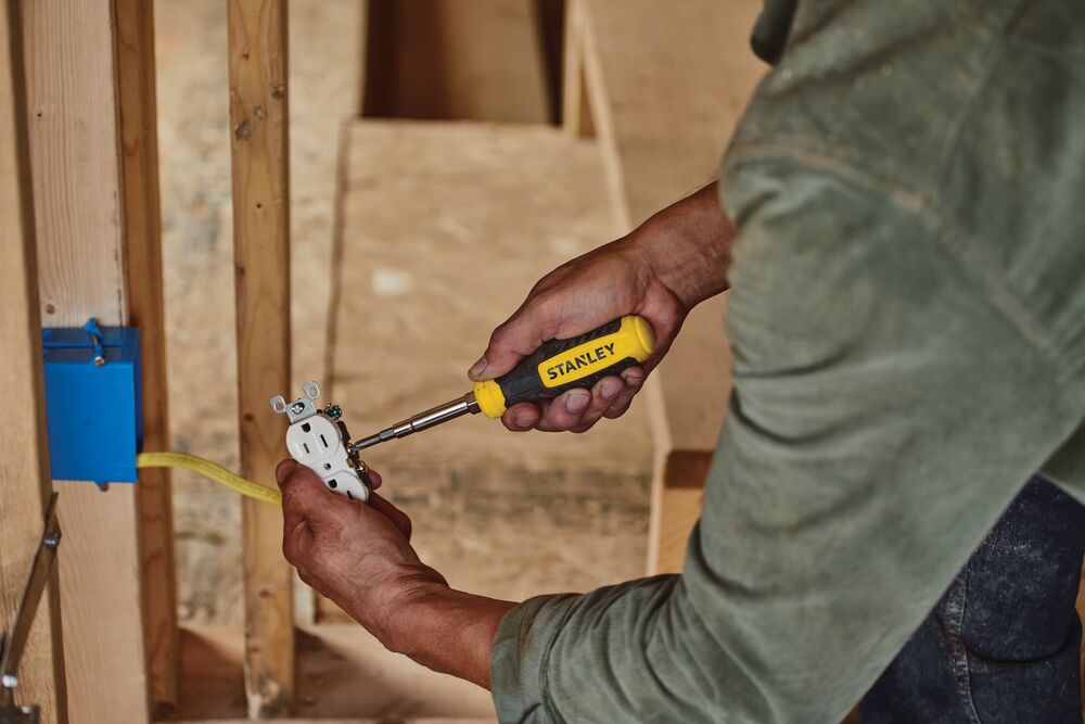 6 IN 1 QUICK CHANGE INTERCHANGEABLE SCREWDRIVER IN USE.
